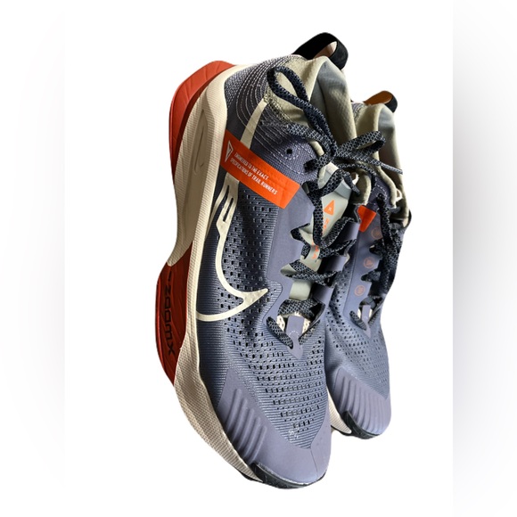 Nike Zegama "Light Carbon/Dragon Red/Cosmic Clay Light Orewood Brown Trail Shoe - Picture 2 of 6